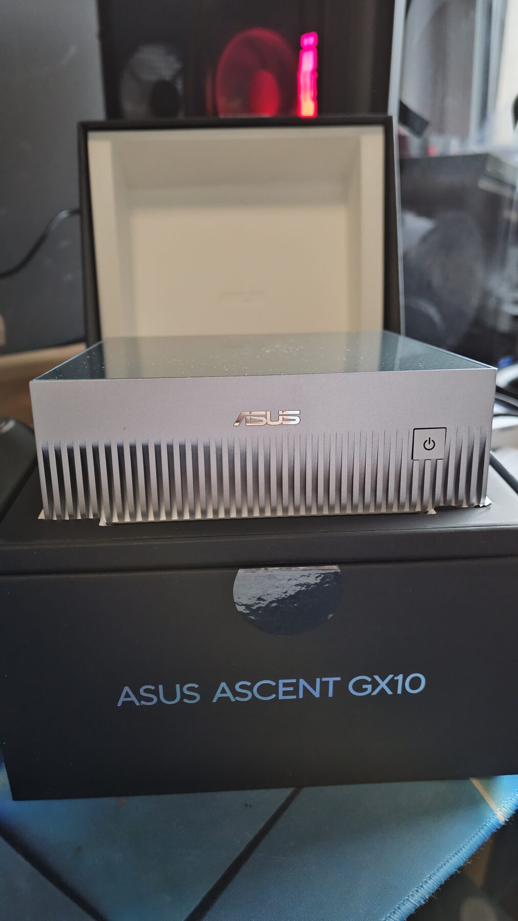 Das getestete Gerät: ein ASUS Ascent GX10 auf Basis des NVIDIA DGX Spark, auf dem Schreibtisch neben seiner Verpackung