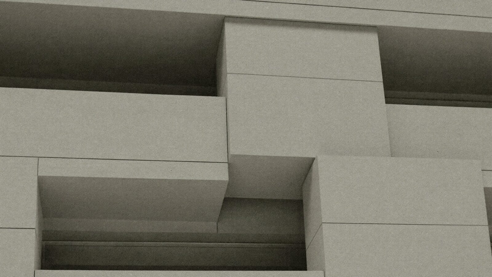 Blick über ein volles Auditorium auf einer Entwicklerkonferenz, Symbol für den Umbruch in der Softwarebranche