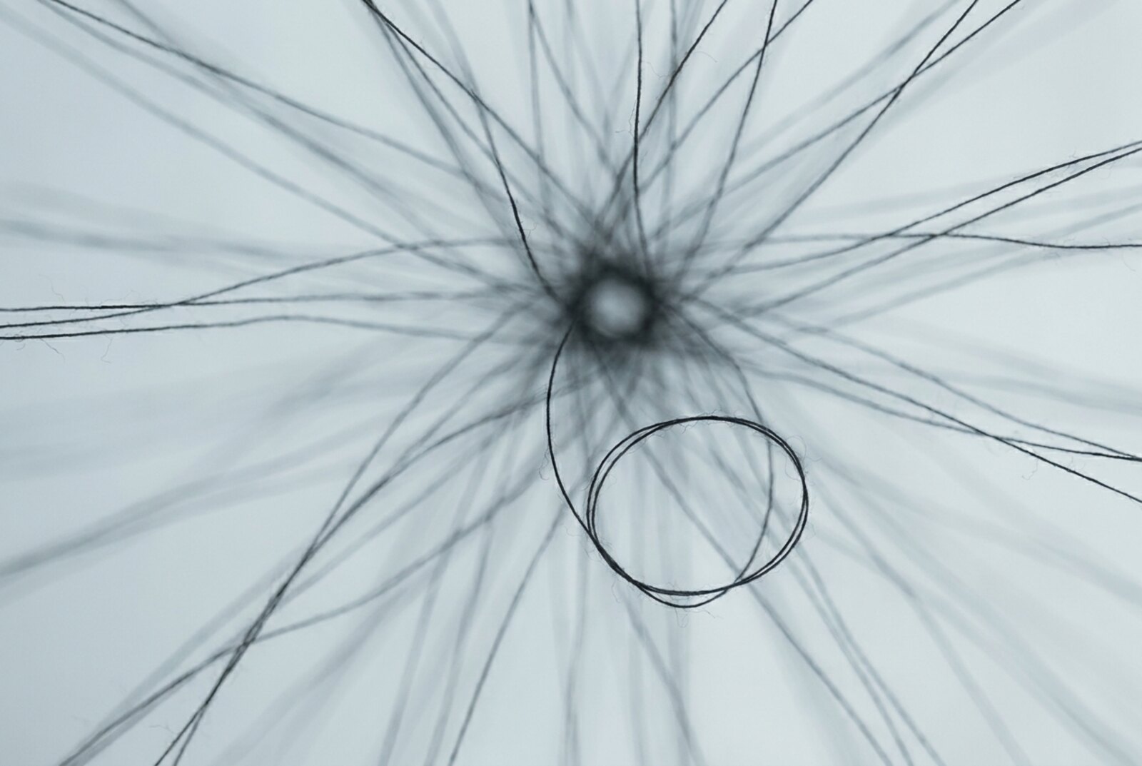 Entwicklerbildschirm mit Compiler-Fehlermeldung neben generiertem Code, Sinnbild für den Verifikationsschritt beim KI-gestützten Programmieren